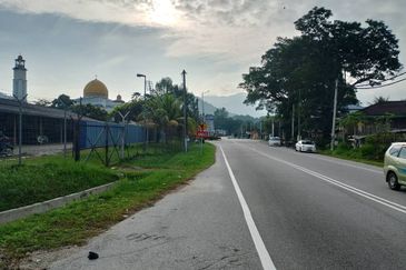  Sesuai Refurbish! Corner Lot, Banglo 10,400 sqft, Tepi Bukit, Suasana Sejuk & Strategik 2 minit Ke Pekan Kuala Kubu Baru! 