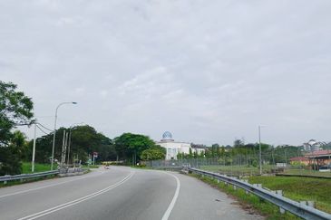  Sesuai Refurbish! Corner Lot, Banglo 10,400 sqft, Tepi Bukit, Suasana Sejuk & Strategik 2 minit Ke Pekan Kuala Kubu Baru! 