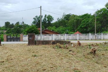  Sesuai Refurbish! Corner Lot, Banglo 10,400 sqft, Tepi Bukit, Suasana Sejuk & Strategik 2 minit Ke Pekan Kuala Kubu Baru! 