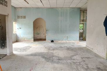  Sesuai Refurbish! Corner Lot, Banglo 10,400 sqft, Tepi Bukit, Suasana Sejuk & Strategik 2 minit Ke Pekan Kuala Kubu Baru! 