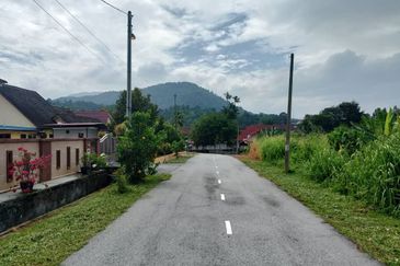  Sesuai Refurbish! Corner Lot, Banglo 10,400 sqft, Tepi Bukit, Suasana Sejuk & Strategik 2 minit Ke Pekan Kuala Kubu Baru! 