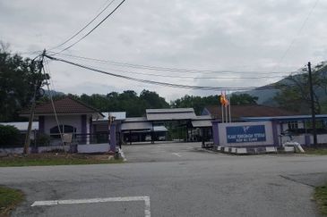  Sesuai Refurbish! Corner Lot, Banglo 10,400 sqft, Tepi Bukit, Suasana Sejuk & Strategik 2 minit Ke Pekan Kuala Kubu Baru! 