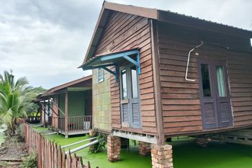  Homestay Untuk Dijual Lengkap 100% Fasiliti. 9 unit Chalet & Banglo Kayu Cantik. Boleh terus run bisnes!