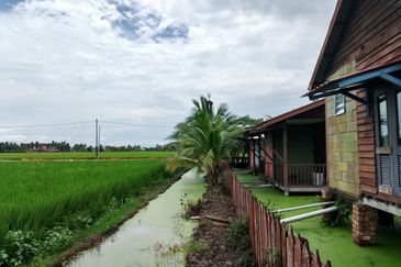  Homestay Untuk Dijual Lengkap 100% Fasiliti. 9 unit Chalet & Banglo Kayu Cantik. Boleh terus run bisnes!