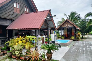  Homestay Untuk Dijual Lengkap 100% Fasiliti. 9 unit Chalet & Banglo Kayu Cantik. Boleh terus run bisnes!