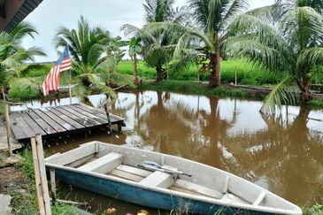  Homestay Untuk Dijual Lengkap 100% Fasiliti. 9 unit Chalet & Banglo Kayu Cantik. Boleh terus run bisnes!
