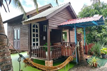  Homestay Untuk Dijual Lengkap 100% Fasiliti. 9 unit Chalet & Banglo Kayu Cantik. Boleh terus run bisnes!