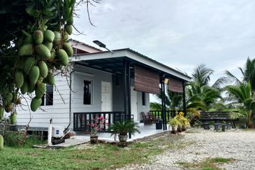  Homestay Untuk Dijual Lengkap 100% Fasiliti. 9 unit Chalet & Banglo Kayu Cantik. Boleh terus run bisnes!