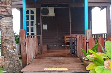  Homestay Untuk Dijual Lengkap 100% Fasiliti. 9 unit Chalet & Banglo Kayu Cantik. Boleh terus run bisnes!