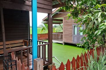  Homestay Untuk Dijual Lengkap 100% Fasiliti. 9 unit Chalet & Banglo Kayu Cantik. Boleh terus run bisnes!