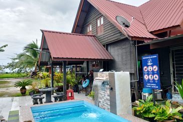  Homestay Untuk Dijual Lengkap 100% Fasiliti. 9 unit Chalet & Banglo Kayu Cantik. Boleh terus run bisnes!