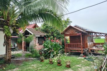  Homestay Untuk Dijual Lengkap 100% Fasiliti. 9 unit Chalet & Banglo Kayu Cantik. Boleh terus run bisnes!