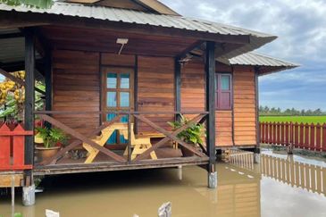  Homestay Untuk Dijual Lengkap 100% Fasiliti. 9 unit Chalet & Banglo Kayu Cantik. Boleh terus run bisnes!