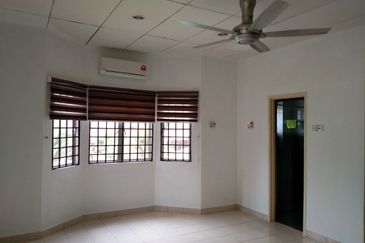 LANDED HOUSE FOR RENT Endlot Double Storey Taman Bukit Ria , Kajang