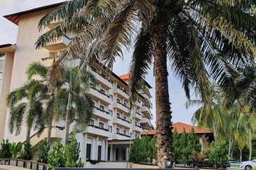 Hotel Grant Hyatt in Teluk Cempedak Pahang For Sale