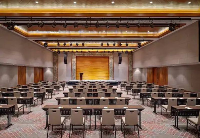 Hotel Grant Hyatt in Teluk Cempedak Pahang For Sale