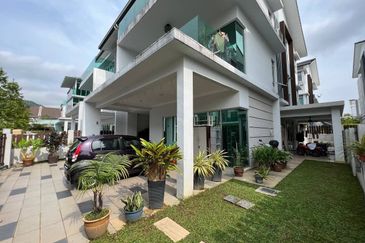 3 Storey Semi-D in 1080 Residence Puncak Saujana KajangFor Sale