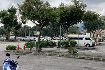 Four Storey Shop Lot Petaling Jaya For Sale