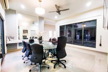 Puncak Pinggiran Putra