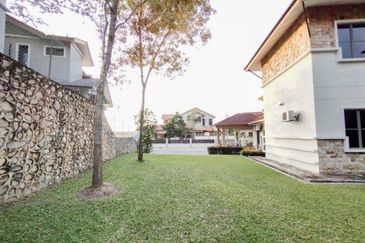 Puncak Pinggiran Putra