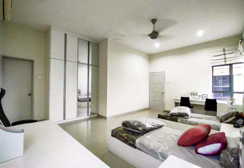 Puncak Pinggiran Putra