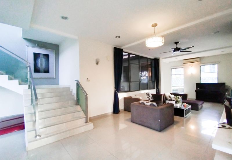 Puncak Pinggiran Putra