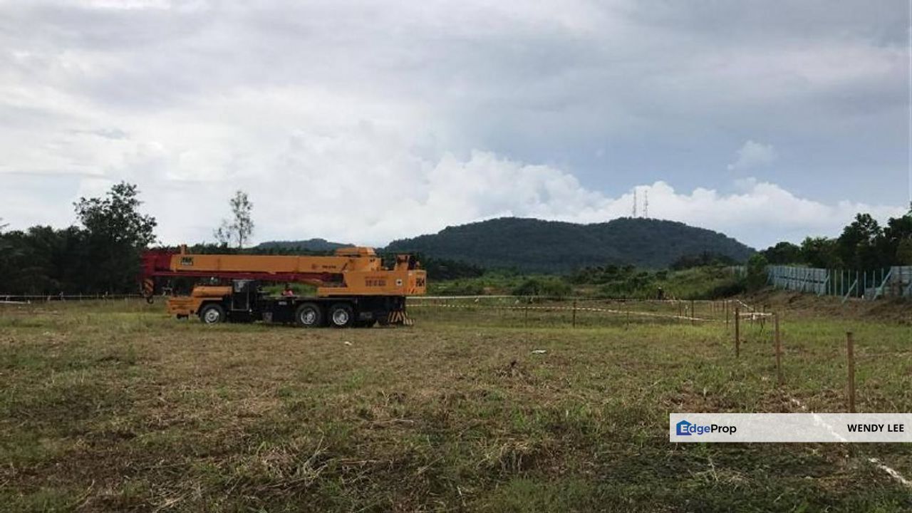 Simpang Renggam/Facing Main Road/Light Industry Land For Sale/Mukim Renggam/Freehold , Johor, Kluang