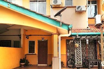 [For sale] Taman Equine 2 Storey RENOVATION UNIT @ Seri Kembangan  Selangor