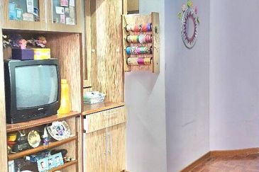 [For sale] Taman Equine 2 Storey RENOVATION UNIT @ Seri Kembangan  Selangor