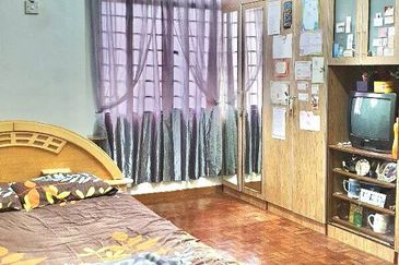 [For sale] Taman Equine 2 Storey RENOVATION UNIT @ Seri Kembangan  Selangor
