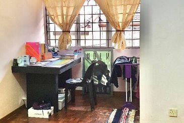 [For sale] Taman Equine 2 Storey RENOVATION UNIT @ Seri Kembangan  Selangor