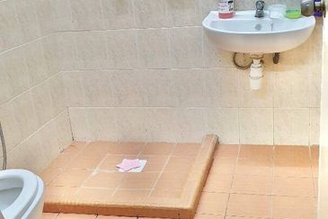 [For sale] Taman Equine 2 Storey RENOVATION UNIT @ Seri Kembangan  Selangor