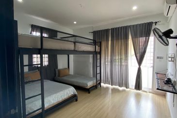 Homestay POOL FULLY FURNISHED Park Residences Springhill Lukut NEGERI SEMBILAN FOR SALE