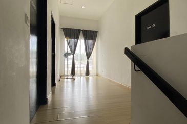 Homestay POOL FULLY FURNISHED Park Residences Springhill Lukut NEGERI SEMBILAN FOR SALE