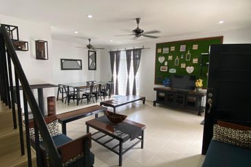 Homestay POOL FULLY FURNISHED Park Residences Springhill Lukut NEGERI SEMBILAN FOR SALE