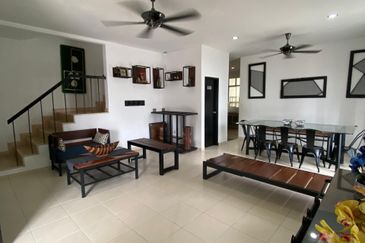 Homestay POOL FULLY FURNISHED Park Residences Springhill Lukut NEGERI SEMBILAN FOR SALE