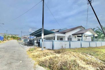CORNER LOT- Single Storey Jalan Sri Rambai, Batu 13 Kampung Labu Hilir, Labu N9