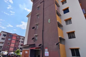 Iris Apartment, Taman Saujana Utama