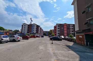 Iris Apartment, Taman Saujana Utama