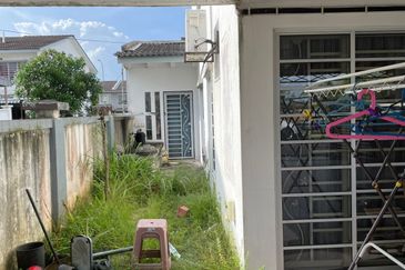 Bandar Enstek (Timur)