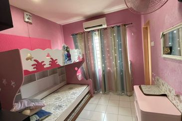 Bandar Enstek (Timur)