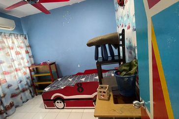 Bandar Enstek (Timur)