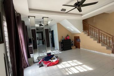 Bandar Enstek (Timur)