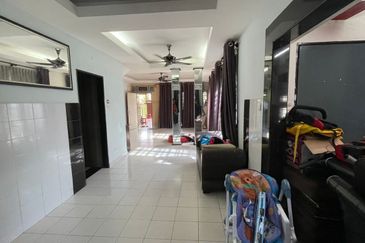 Bandar Enstek (Timur)