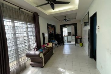 Bandar Enstek (Timur)