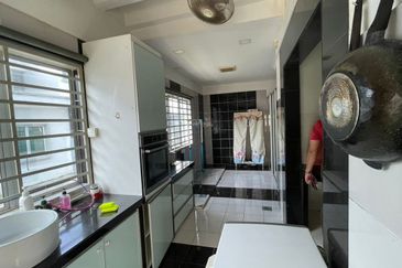 Bandar Enstek (Timur)