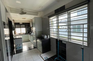 Bandar Enstek (Timur)