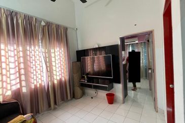 Bandar Enstek (Timur)