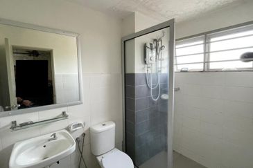 Bandar Enstek (Timur)