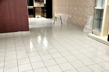 Bandar Enstek (Timur)